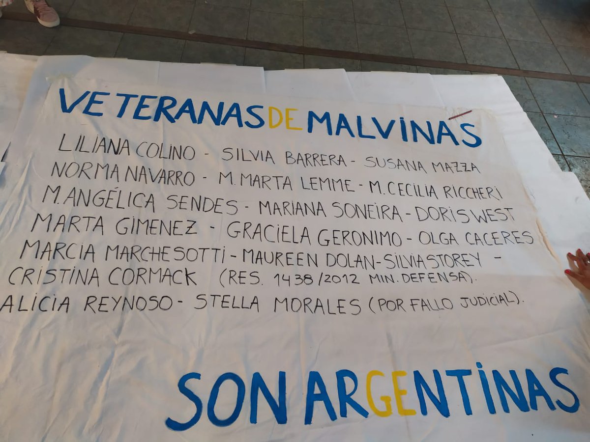 CasaGatica's tweet photo. ✌️FEMINISMO POPULAR💚

Ayer nos juntamos con las compañeras del @frentedemujeres de todos los espacios de la #comuna5 para pintar una bandera🇦🇷 con los nombres de las mujeres veteranas de la guerra de Malvinas. 

#MalvinasArgentinas https://t.co/oH0Uhk9wHj