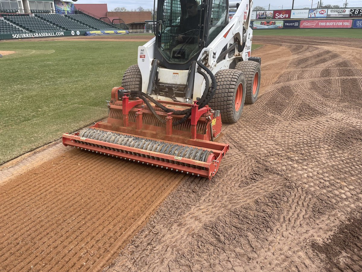 ITACTURF's tweet photo. Productive couple of days @GoSquirrels replacing edges with @CarolinaGreenCo #gameongrass , infield was amended with @DuraEdge infield mix and warning track extensions was done with @LuckEcosystems Red material. #ITACturf is wishing the Squirrels a great start to there season. https://t.co/qihUP0tLfJ