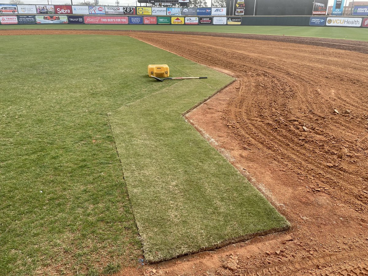 ITACTURF's tweet photo. Productive couple of days @GoSquirrels replacing edges with @CarolinaGreenCo #gameongrass , infield was amended with @DuraEdge infield mix and warning track extensions was done with @LuckEcosystems Red material. #ITACturf is wishing the Squirrels a great start to there season. https://t.co/qihUP0tLfJ
