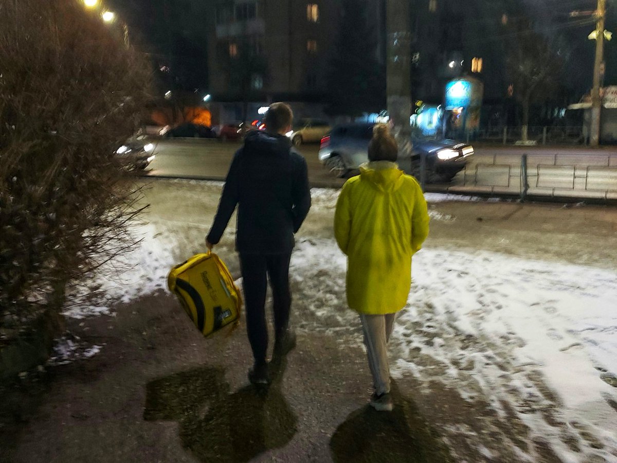Мальчик: *после уроков носит ранец одноклассницы*
Мужчина: