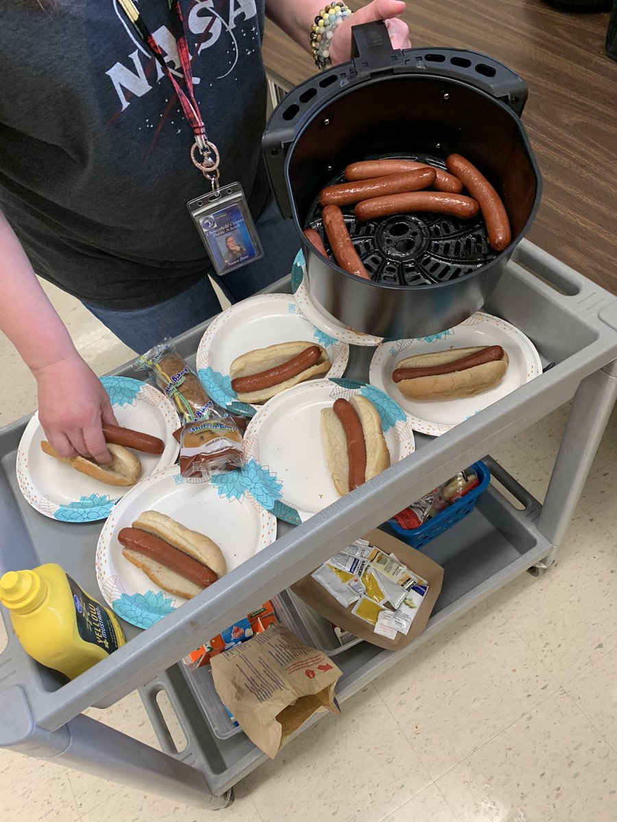AmyLawCCPS's tweet photo. Late buses due to extreme weather? Not a problem when you keep food supplies in the freezer! No hangry campers here! @obgSTARS #oneCCPS https://t.co/URtACva9cj