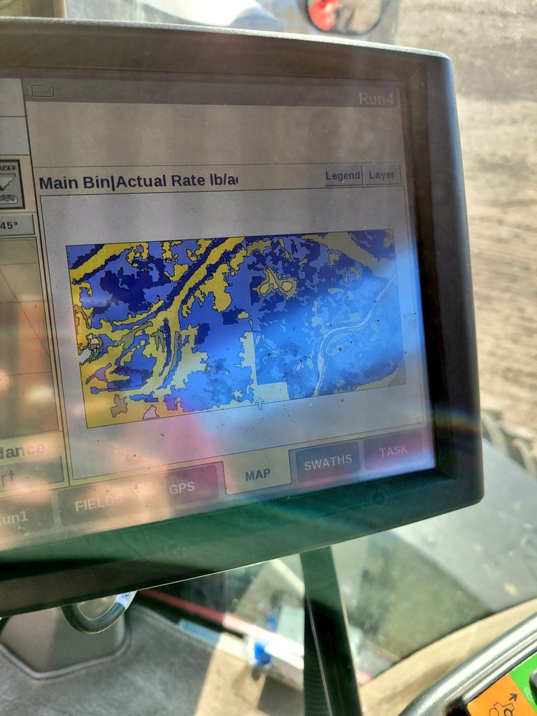 CasselSarah's tweet photo. ☀️ Suns out Guns out 💪 spring is here and I get to be out loading prescriptions by @FE_NPlains. Crazy to think this is already my 5th spring with @farmers_edge!!⏳️

 #spring #seeding22 #plant22 #Fertilizer #AgTwitter #canola https://t.co/rmjdbVS9TB