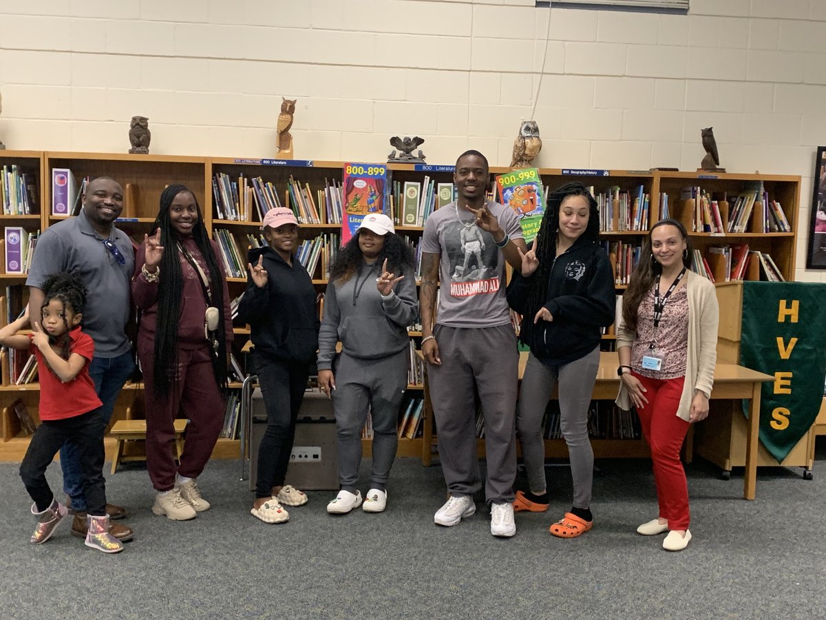 BCDICarolinas's tweet photo. When @JCSU_SLE students and @hiddenvalleyes parents show up to support families with getting their children’s individualized reading plan using the #ReadingCheckup 🤎💛🧡🖤 #ParentsWill #TogetherWeWill @ReadCLT @LOindividualize @NBCDI https://t.co/HHxY6G3I5e
