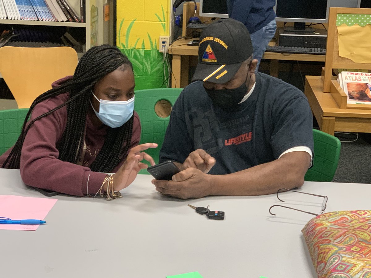 BCDICarolinas's tweet photo. When @JCSU_SLE students and @hiddenvalleyes parents show up to support families with getting their children’s individualized reading plan using the #ReadingCheckup 🤎💛🧡🖤 #ParentsWill #TogetherWeWill @ReadCLT @LOindividualize @NBCDI https://t.co/HHxY6G3I5e