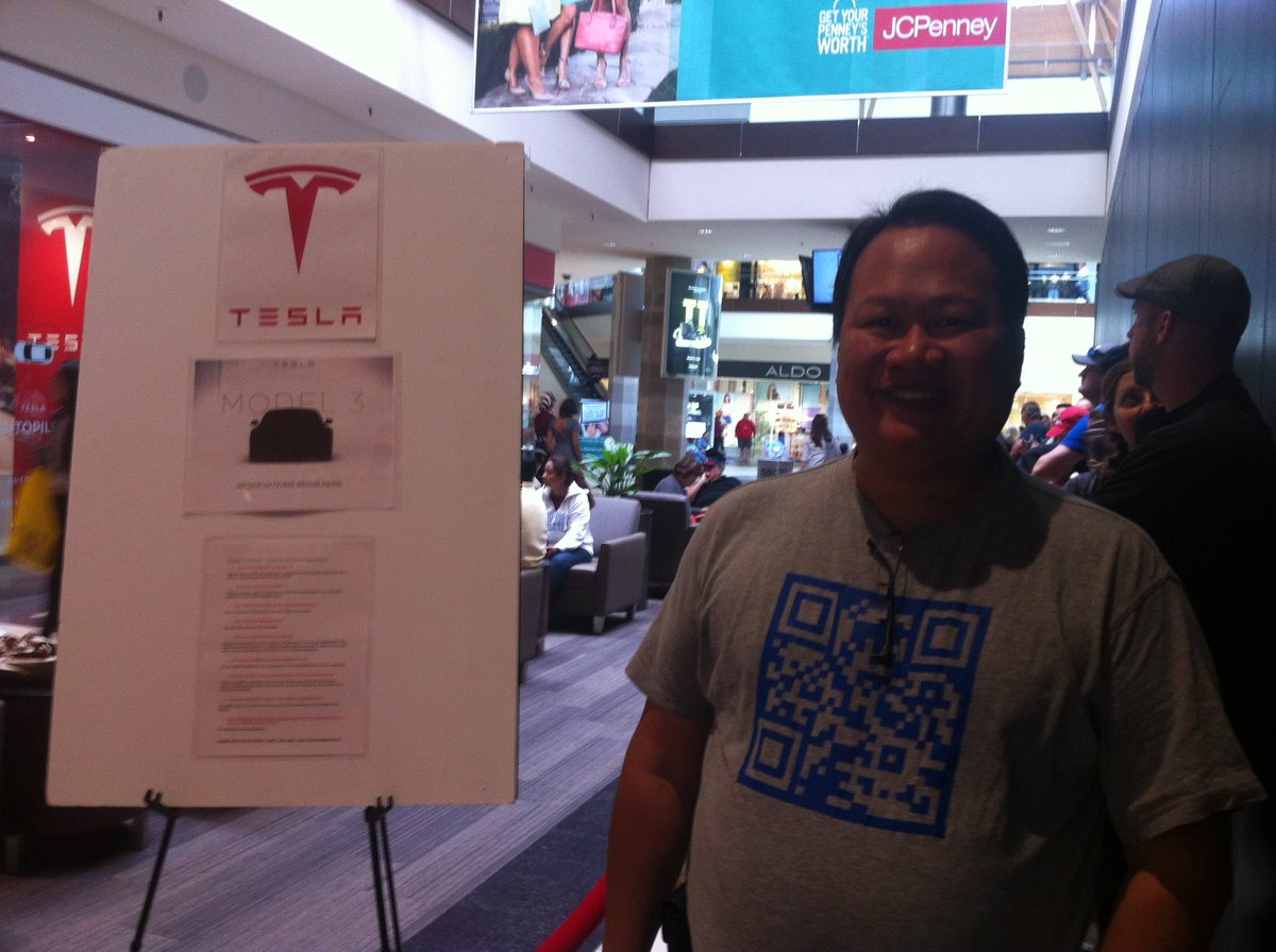dennis_p's tweet photo. Itโs my momโs birthdayโฆ
A few years ago we spent it on a LONG line by the @Tesla #BreaMall locationโฆ
@Apple also had a lineโฆ but it was no comparison. https://t.co/kOF9aoKMrH