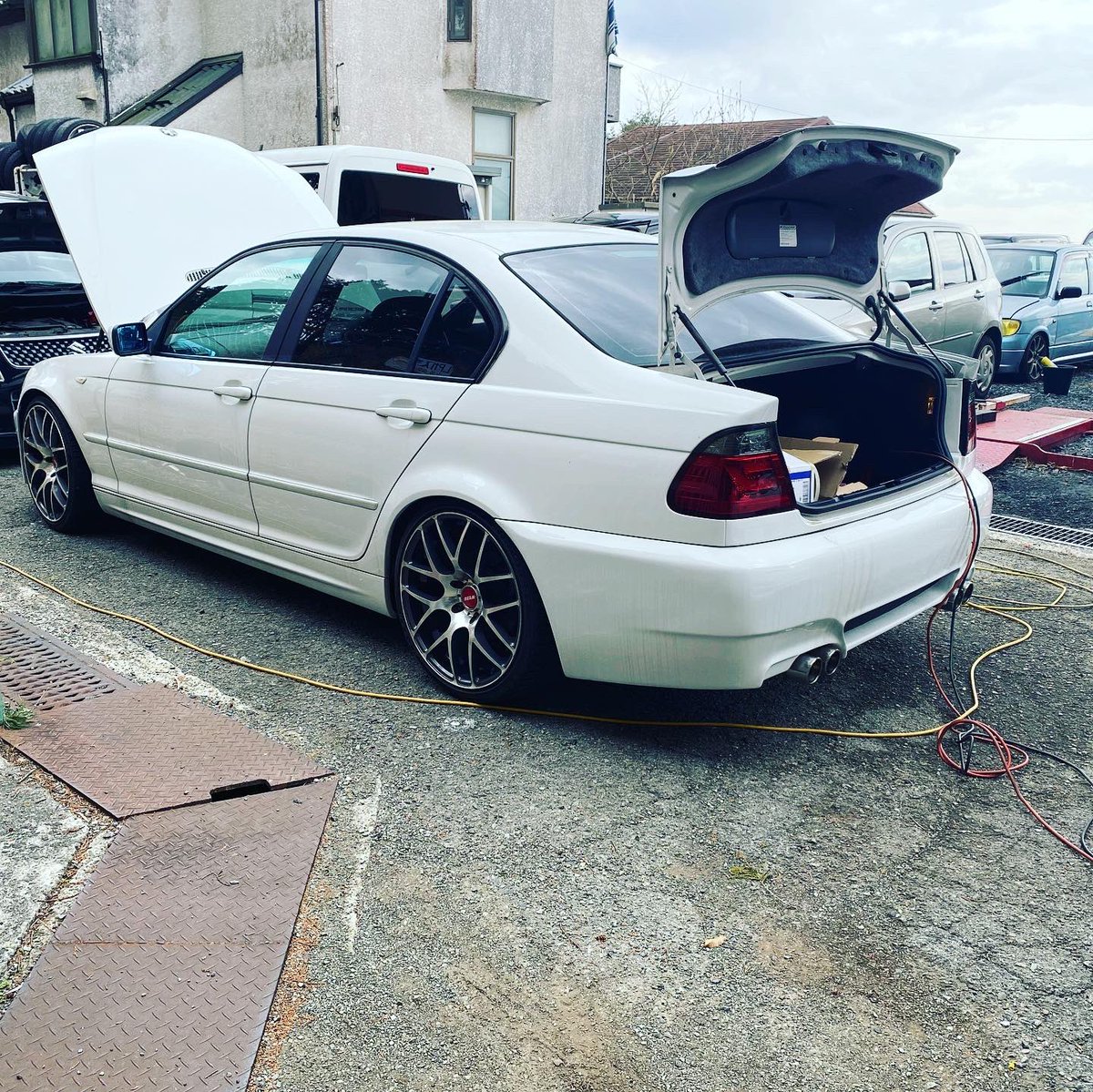 tiikr's tweet photo. #納車時の面影がない選手権
フロントガラスバキバキ
不動、ステアリング舵角センサー不良等解体屋から引っ張ってきたな〜 https://t.co/d4Rqq5tcce