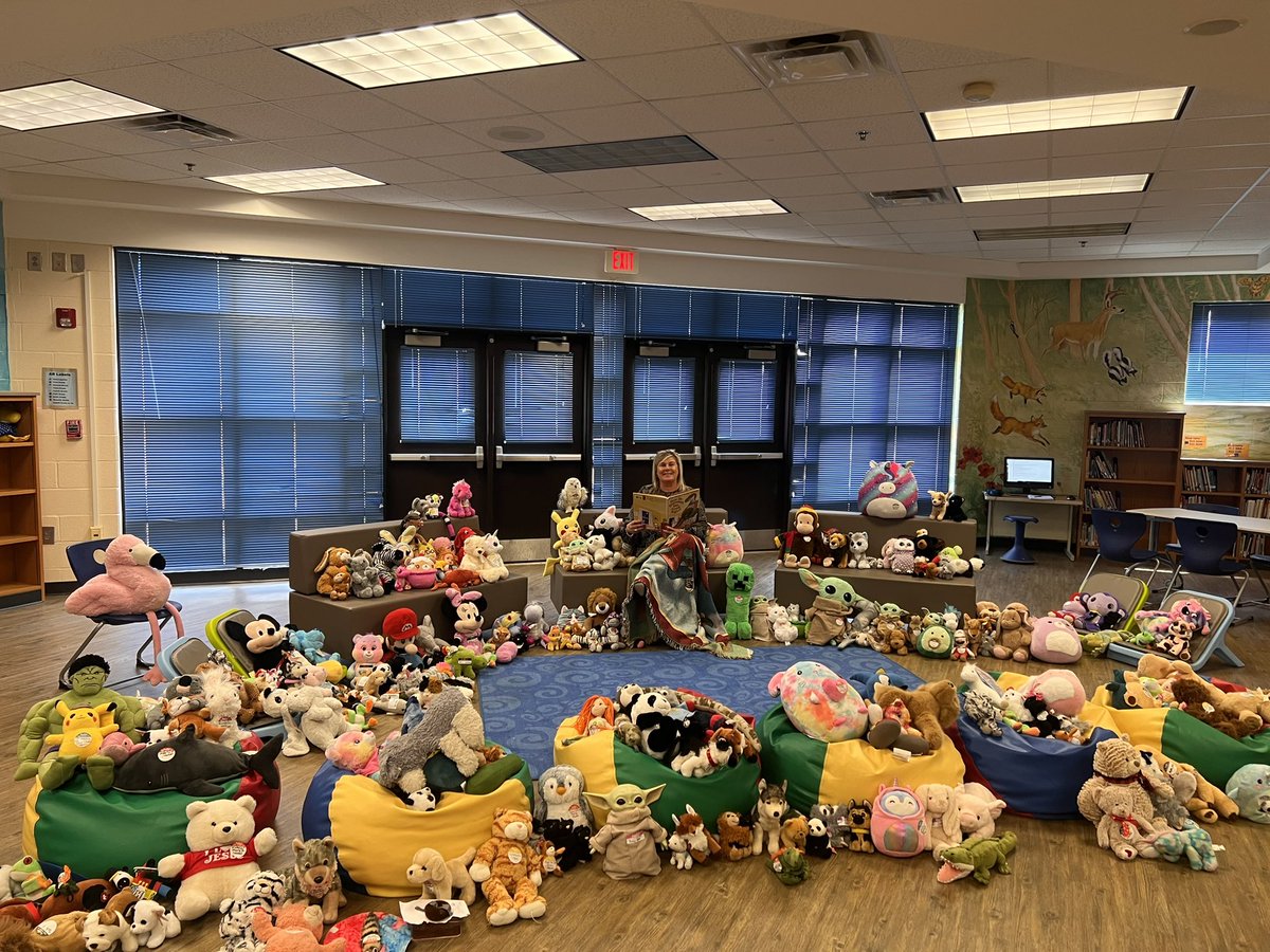 WESWildcatMC's tweet photo. Mrs. Jordan stopped by to read your stuffed animals a bedtime story! @WESWildcatMC @WoodstockEleme1 https://t.co/VndbZE1Pio