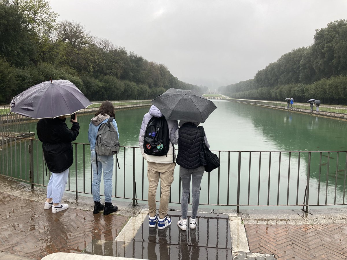 ErasmusFourcade's tweet photo. Le 31 mars, malgré la pluie les élèves de 2nde 5 du lycée Fourcade de la @VilledeGardanne ont visité Caserta, son château et ses jardins.#ErasmusPlus https://t.co/T9SX6gredZ