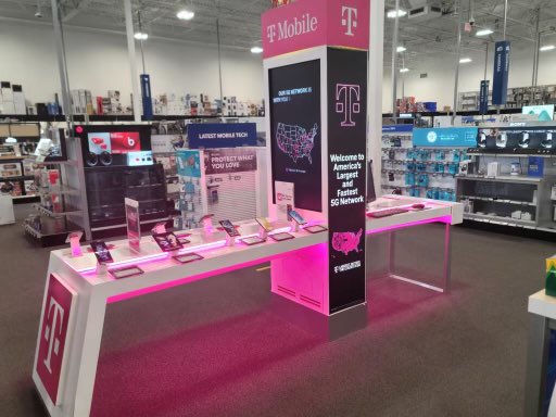 Also…look at our amazing glowing <a href="/TMobile/">T-Mobile</a> kiosk at Best Buy! Way to stand out…looks great right? 😁