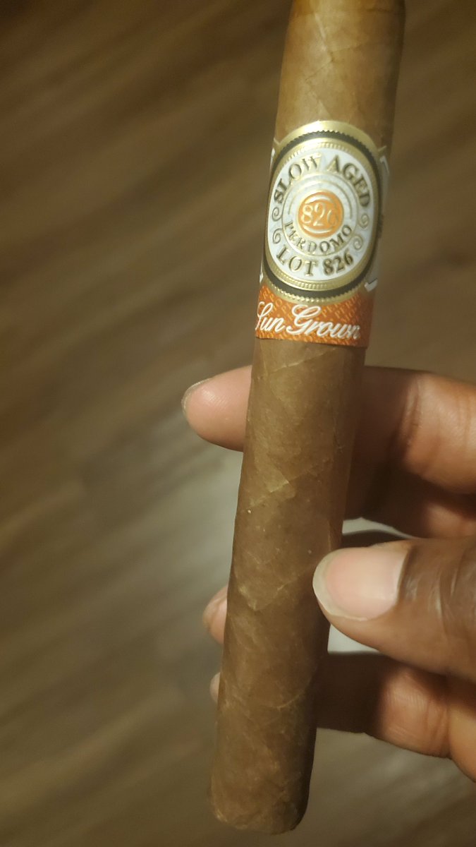 rayadh97's tweet photo. Bout to spark this bad boy up! #slowaged by Perdomo #LOT826 SUNGROWN. #GETONE #BURNONE #TOASH https://t.co/4rSwt0Zs9E