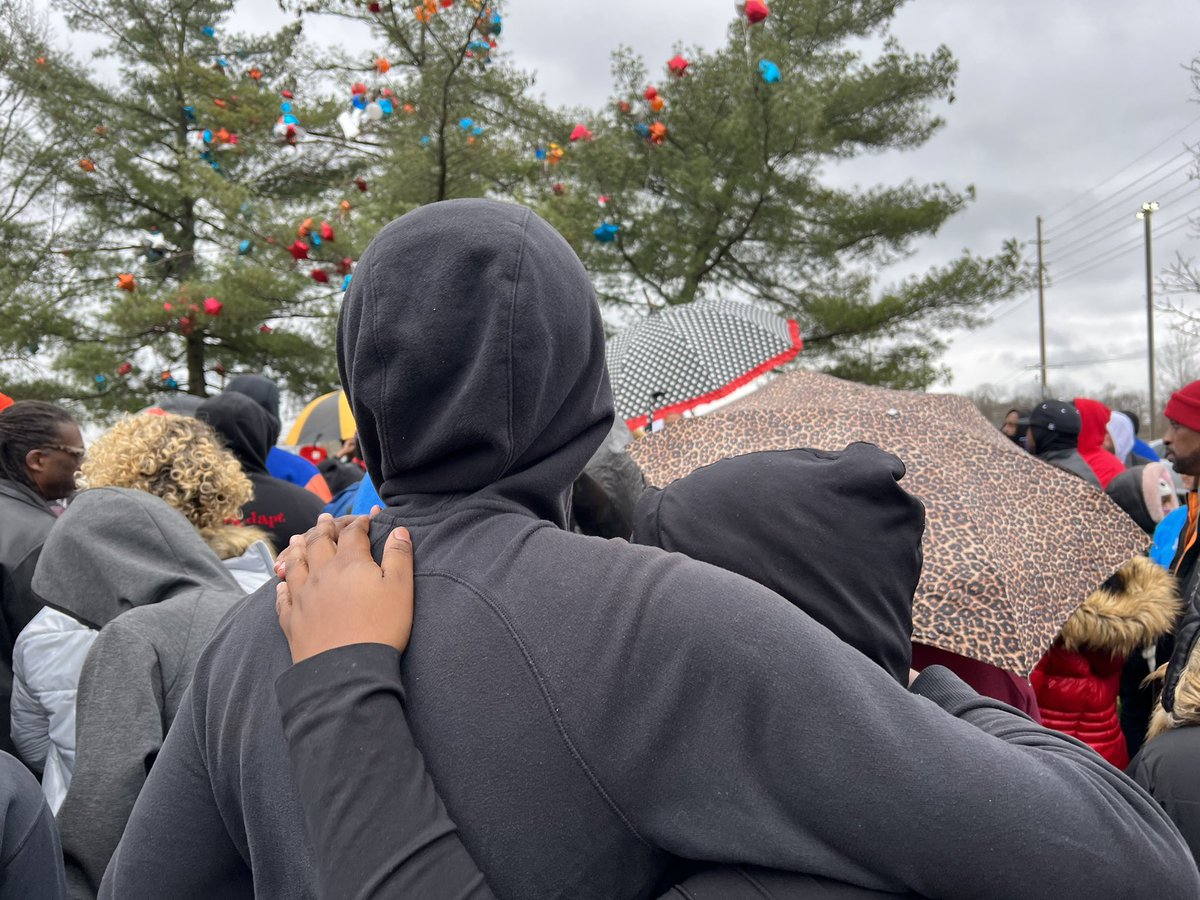 TravisCNews's tweet photo. Family, friends, teammates, and others from the community gather to remember #TyreSampson aka #BigTick at Forestwood Park.
The support from his folks in #STL was a sight to see tonight.
The 14-year-old lost his life after falling from a ride in Orlando.
@ksdknews https://t.co/xJAbJDH5rM
