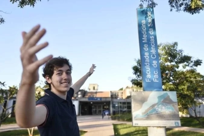 correio's tweet photo. Estudando on-line, jovem é aprovado em 1º lugar geral em medicina.

Aos 18 anos, Hugo Jorge atingiu a maior média histórica do programa e desenvolveu técnica toda própria para estudar.
https://t.co/Nnt7jEfRNF https://t.co/QGcrqrAwie