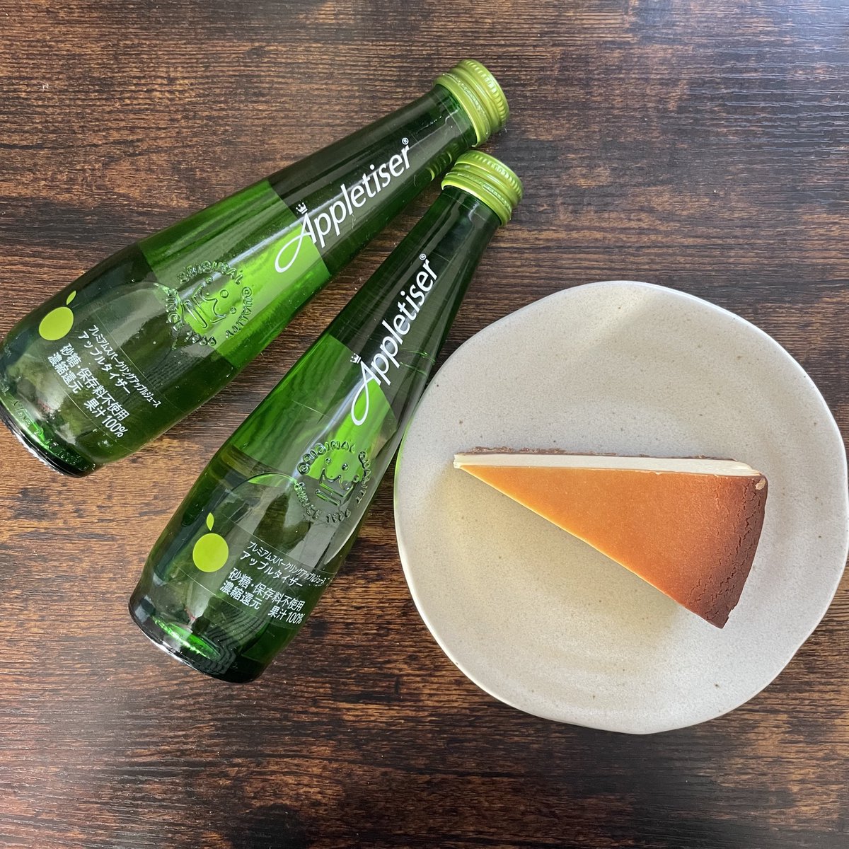 Appletiser_JP's tweet photo. ♢⋄おやつタイムにアップルタイザーはいかがですか♢⋄
スッキリとしたりんごの微炭酸と、あま〜い💕スイーツの組み合わせで #おうちカフェ をしてみませんか？
#appletiser #アップルサイダーじゃないよ #アップルタイザー #炭酸水 #スパークリング #果汁100 #アップルタイザーカフェ部 #おうち時間 https://t.co/3xtPGaLXmd