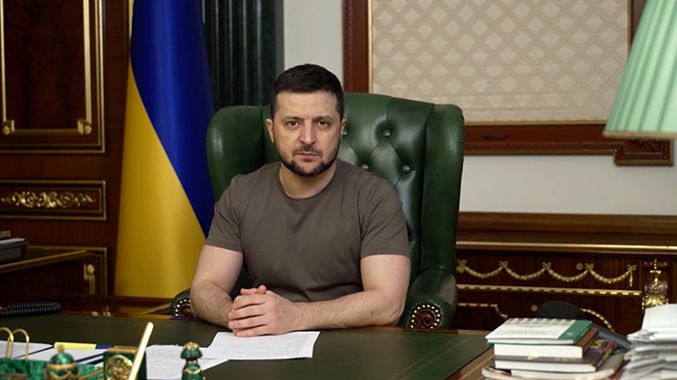 CNNEE's tweet photo. Zelensky dice que la situación en el sur de Ucrania y Donbás "sigue siendo extremadamente difícil". https://t.co/At7bL3Mme5 https://t.co/uXqxomCXwV