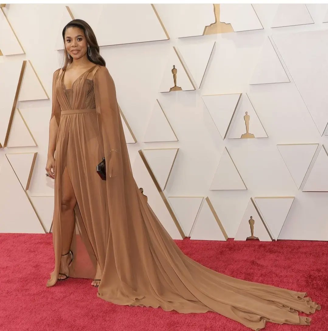 cloutierremix's tweet photo. #ReginaHall hosting @TheAcademy Awards
#makeup by #LewinaDavid
#Oscars2022 https://t.co/JLHORMDwvc