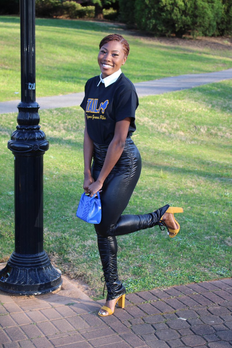dej_thakid's tweet photo. The Yard Just Got Prettier 💙💛🐩 https://t.co/xsNkv2Kgtz