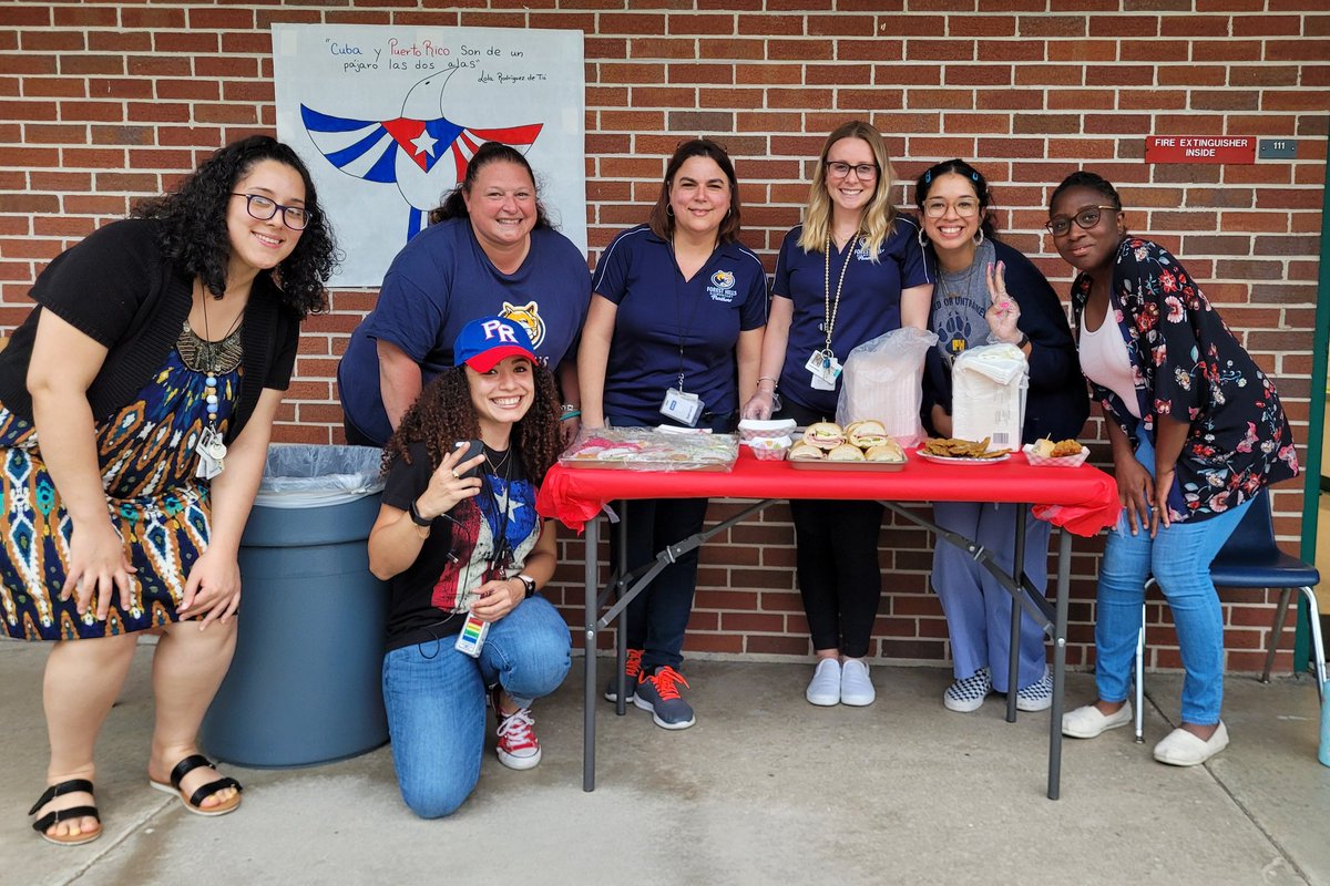mssmedina3's tweet photo. International Festival💙🇵🇷❤🇨🇺 ¡Cuba y Puerto Rico! 🍎 Love you guys!!! @liavaldes @mskatrivera @mrsmcgary110 @KirschtenMs 🙃 @HCPSForestHills https://t.co/4j37rYGXgt