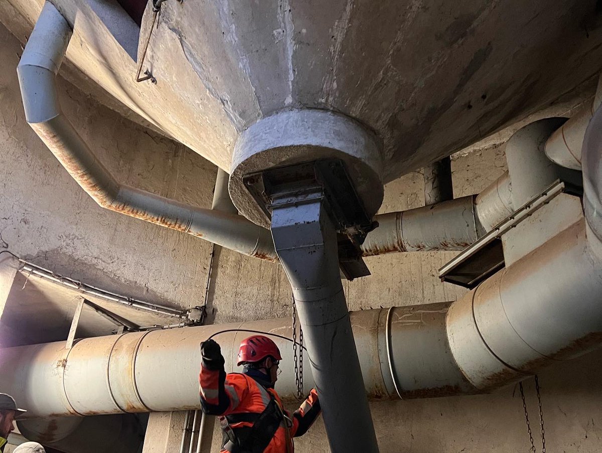 Une dizaine de véhicules et près de trente sapeurs-pompiers se trouvent sur un feu de silo comprenant 28 cellules, en structure verticale en béton, fermée, à Saint-Remy-sur-Bussy. La cellule concernée par le sinistre contient 200 tonnes de colza.