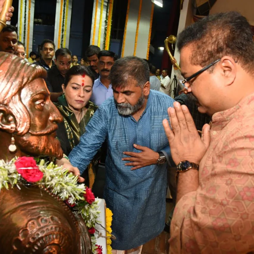 RmmsOffice's tweet photo. मा.श्री.सचिन भाऊ अहिर यांच्या वाढदिवसानिमित्त सर्व राष्ट्रीय मिल मजदुर संघाच्या पदाधिकाऱ्यांनी त्यांना शुभेच्छा दिल्या व त्यांच्या दीर्घायुष्यासाठी प्रार्थना केली.
त्यावेळीं मा. सौ.संगीता अहिर वहिनी तसेच मा.श्री.आदेश बांदेकर जी व अनेक शुभेछ्युक देखील उपस्थित होते..!

#Bhau50 https://t.co/zU7qK2Q5dk