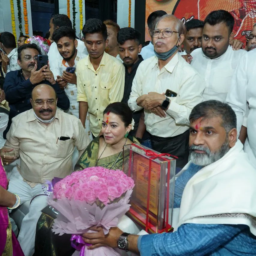 RmmsOffice's tweet photo. मा.श्री.सचिन भाऊ अहिर यांच्या वाढदिवसानिमित्त सर्व राष्ट्रीय मिल मजदुर संघाच्या पदाधिकाऱ्यांनी त्यांना शुभेच्छा दिल्या व त्यांच्या दीर्घायुष्यासाठी प्रार्थना केली.
त्यावेळीं मा. सौ.संगीता अहिर वहिनी तसेच मा.श्री.आदेश बांदेकर जी व अनेक शुभेछ्युक देखील उपस्थित होते..!

#Bhau50 https://t.co/zU7qK2Q5dk