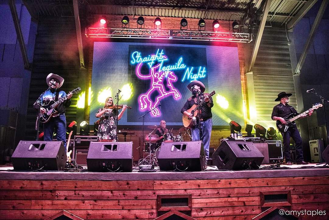 #straighttequilanight will be live at #danssilverleaf this Sunday from 3-6pm for a matinee show delivering your favorite 90's Country tunes.   Grab tickets at danssilverleaf.com!
#livemusic #denton #90scountry