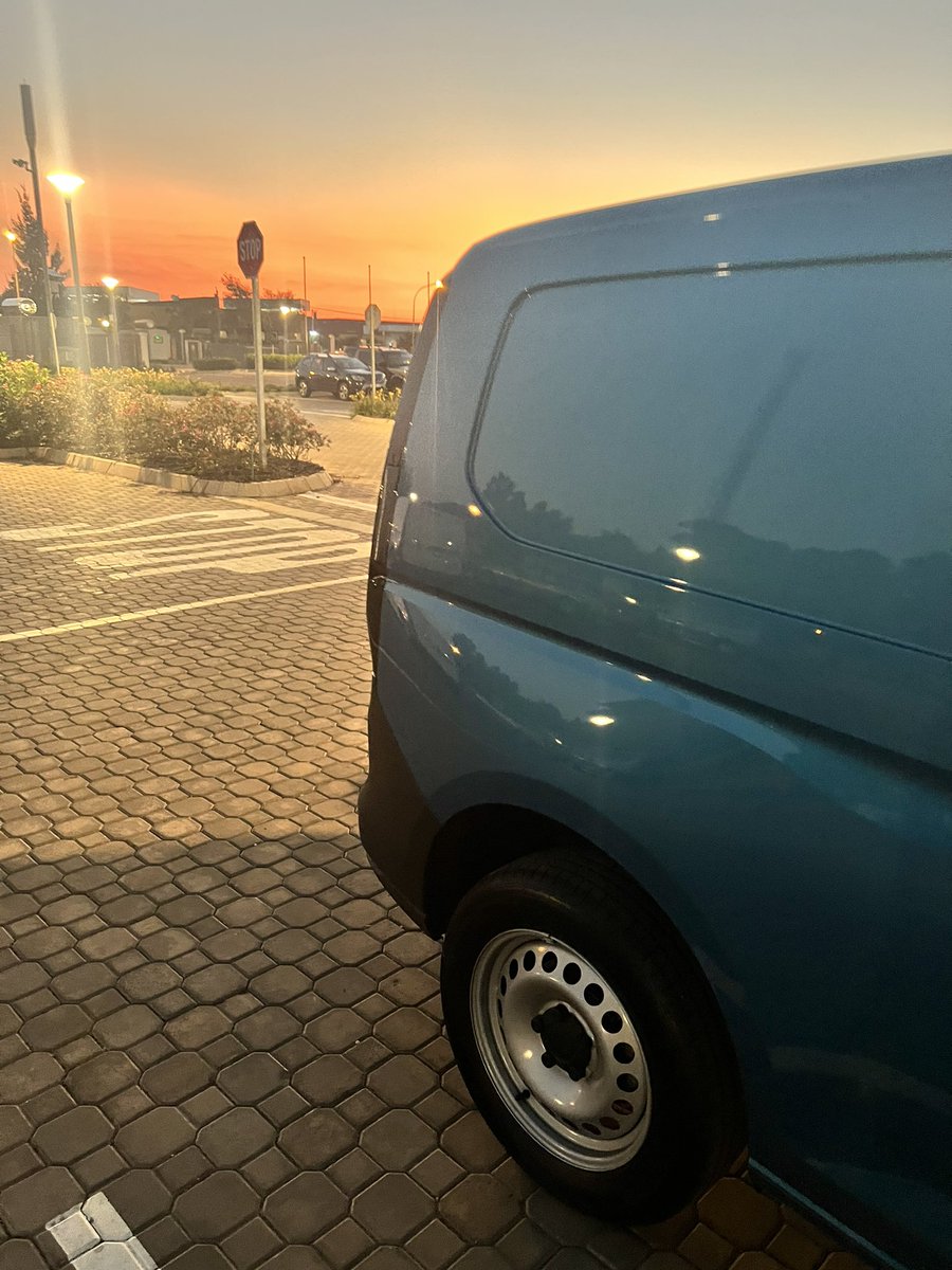 mtura712's tweet photo. With horizontally concave surface above the side sills. The dynamism of the design is strengthened by the flared wings,roof rails are only found as standard in the Caddy derivative, with 16 inch alloys in the range and steel wheels for the working type Caddy Cargo.  #Caddy5 https://t.co/lg3Bt5eGms