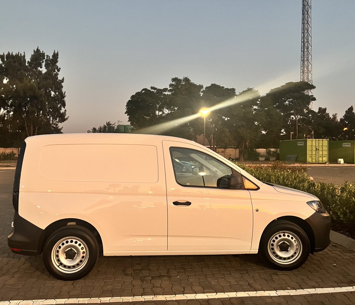 mtura712's tweet photo. With horizontally concave surface above the side sills. The dynamism of the design is strengthened by the flared wings,roof rails are only found as standard in the Caddy derivative, with 16 inch alloys in the range and steel wheels for the working type Caddy Cargo.  #Caddy5 https://t.co/lg3Bt5eGms