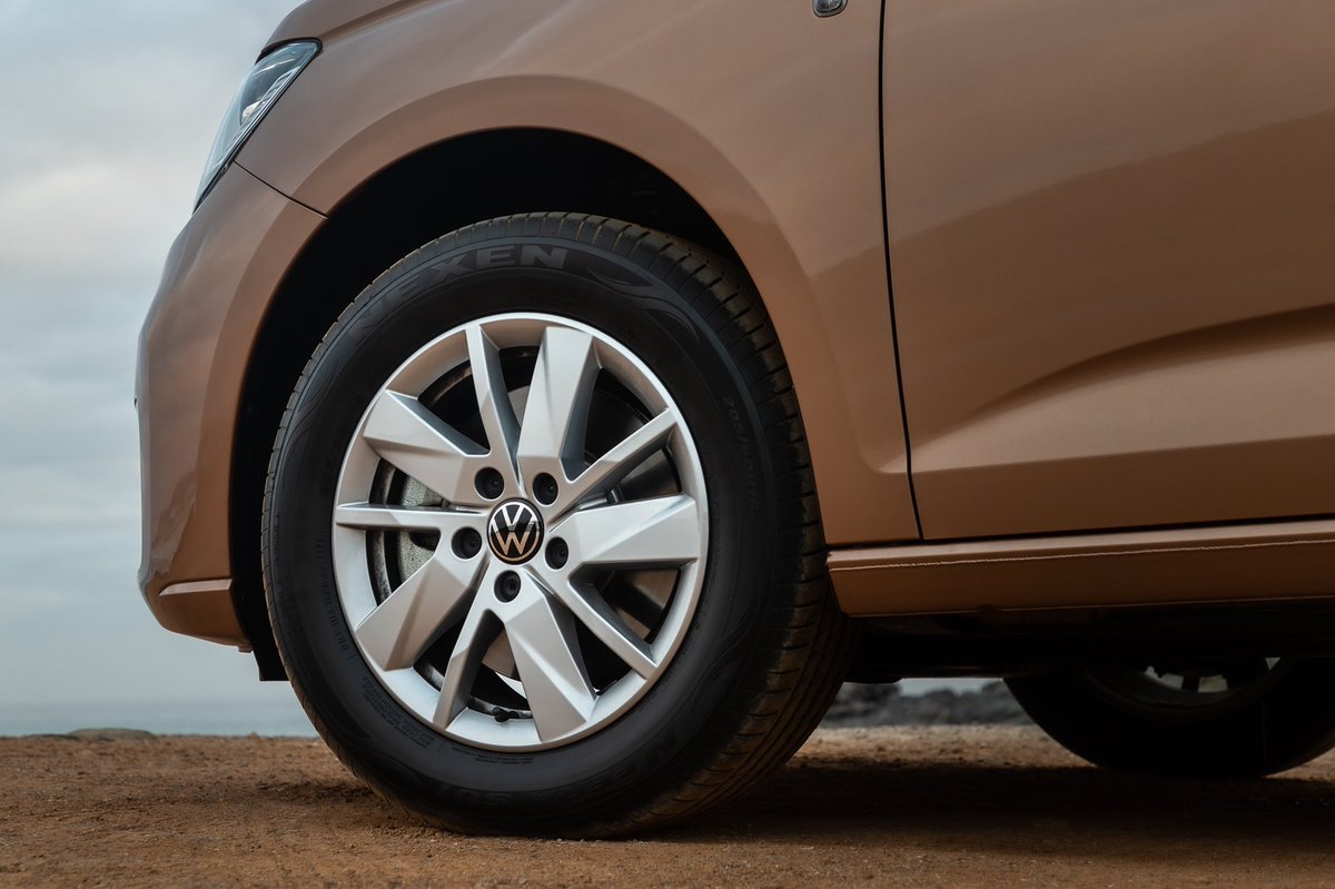mtura712's tweet photo. With horizontally concave surface above the side sills. The dynamism of the design is strengthened by the flared wings,roof rails are only found as standard in the Caddy derivative, with 16 inch alloys in the range and steel wheels for the working type Caddy Cargo.  #Caddy5 https://t.co/lg3Bt5eGms