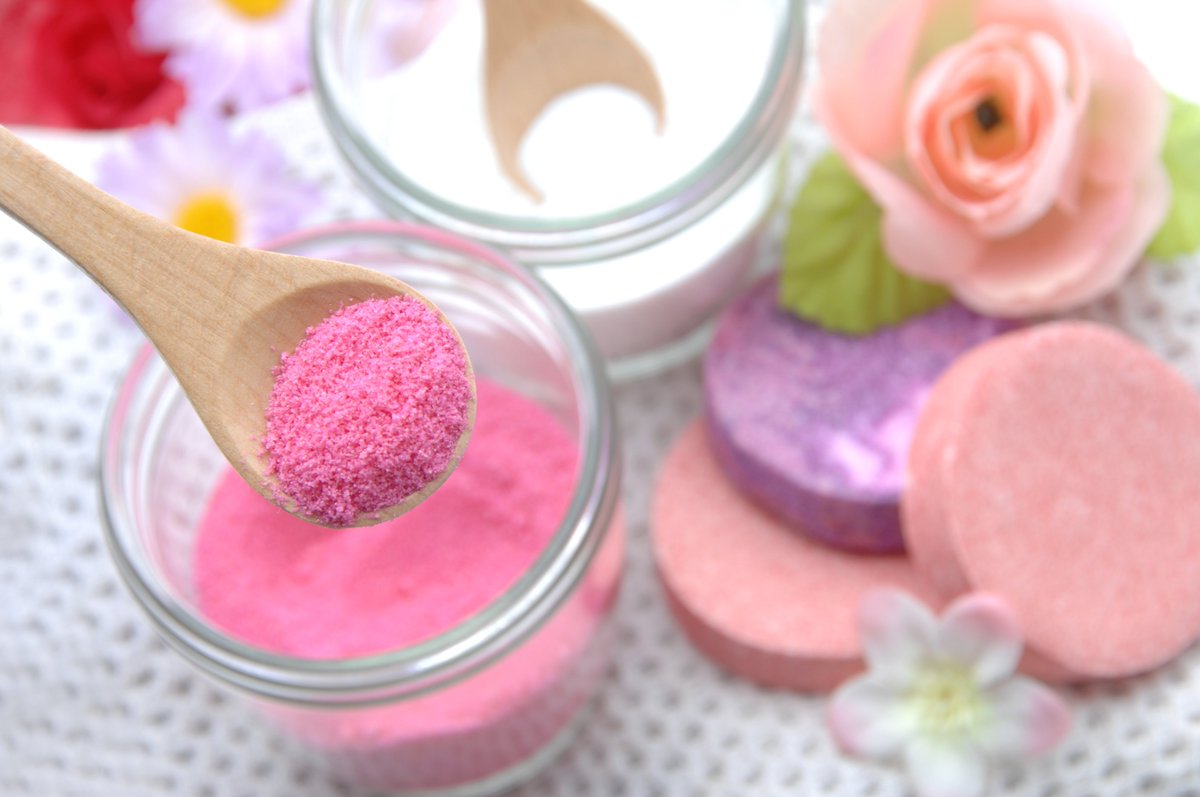izu_marriott's tweet photo. 毎週土曜開催のONSENレクチャー＆バスボム入浴剤づくり体験が、好評につき5月末まで延長！

温泉に関する知識が豊富な温泉アドバイザーのレクチャーを受け、ご自宅でご利用いただけるバスボム入浴剤づくりも体験できます。

*詳しくはこちら→https://t.co/yPEjK5H7sA https://t.co/6Wa0EC3adT