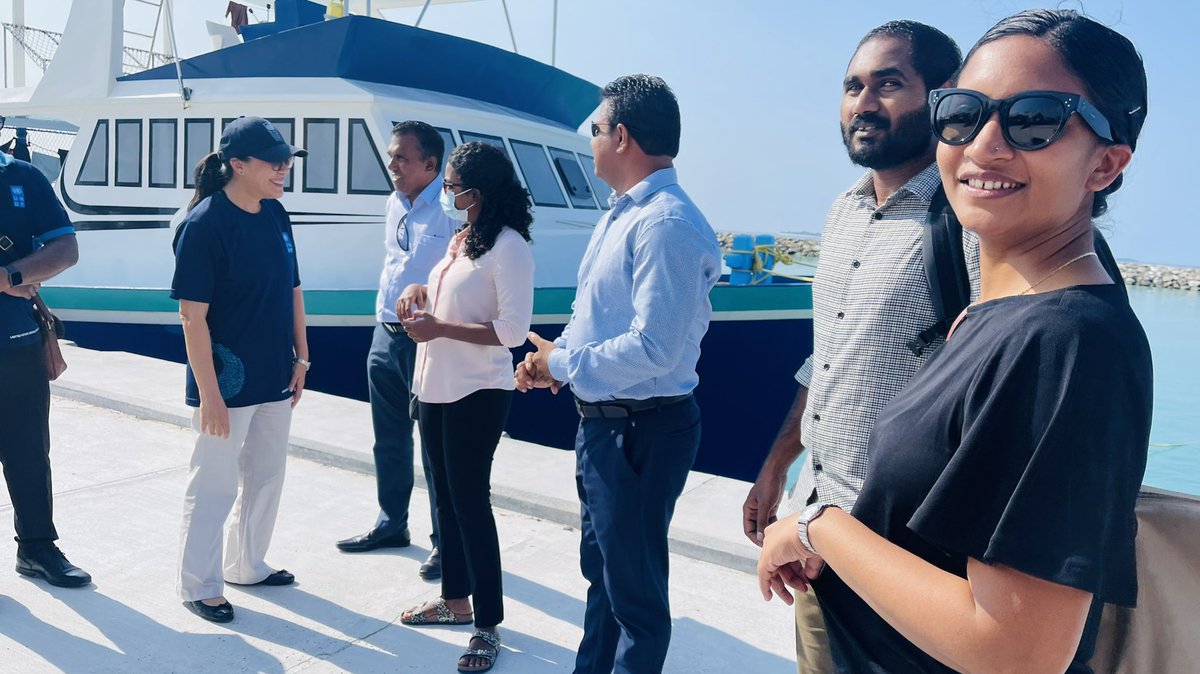 MoEnvmv's tweet photo. މިނިސްޓަރ އާމިނަތު ޝައުނާ ބ ދަރަވަންދޫ އާއި  ރ މަޑުއްވަރީއަށް ކުރައްވަމު ން ގެންދަވާ ދަތުރުފުޅުގެ ތެރެއިން ރ.މަޑުއްވަރީއަށް ވަޑައިގެންފި. މިނިސްޓަރގެ މި ދަތުރުފުޅަކީ މި ދެ ރަށުގެ ފެނުގެ ނިޒާމް އިފްތިތާހްކޮށް ދެއްވުމަށް ކުރައްވާ ދަތުރުފުޅެއް. https://t.co/SZlNdqNhzJ