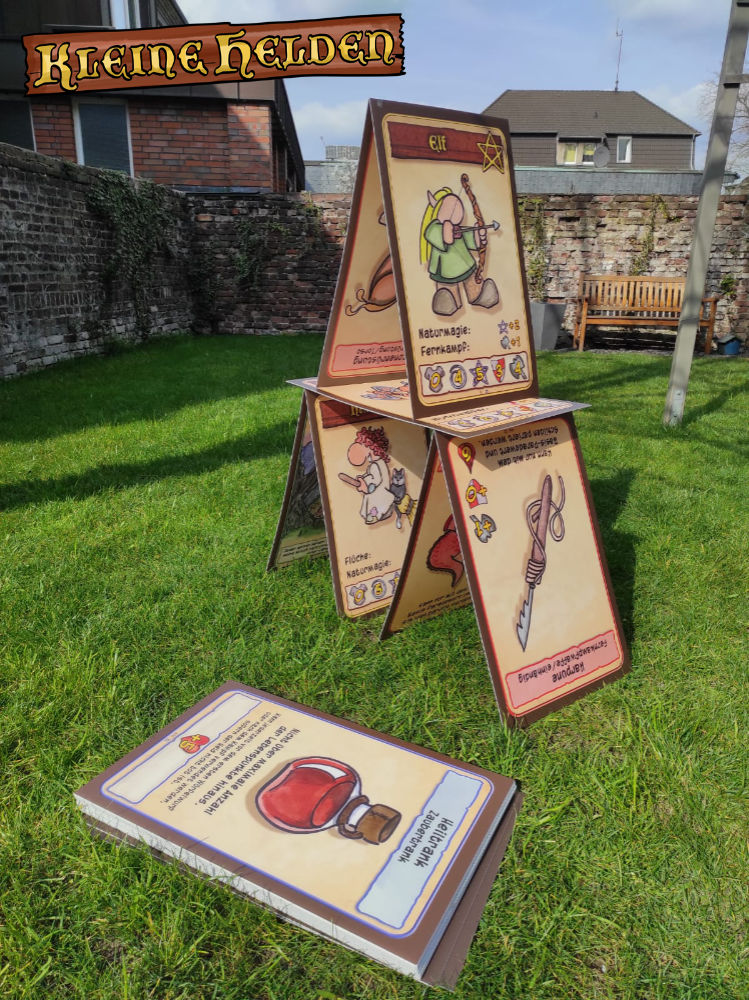 Spielt doch einfach eine Partie kleine Helden im Garten, auf der Wiese, am Strand oder einfach unter freiem Himmel! Ab sofort gibt es 120 Kleine Helden Outdoor Karten im Format: 45x70cm für den riesengroßen wetterfesten Spielspaß!
Jetzt bestellen:
kleine-helden.de/outdoor-karten…