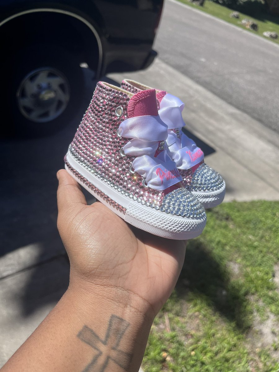TheBlingGoat's tweet photo. Baby First Pair of Bling Converses 💎

#TheBlingGoat 💕
#Drip 
#Trending 
#linkinbio 
#BlingBling 
#crocs 
#womencrocs 
#kidscrocs 
#EtsyStrike https://t.co/wONDunvPiu