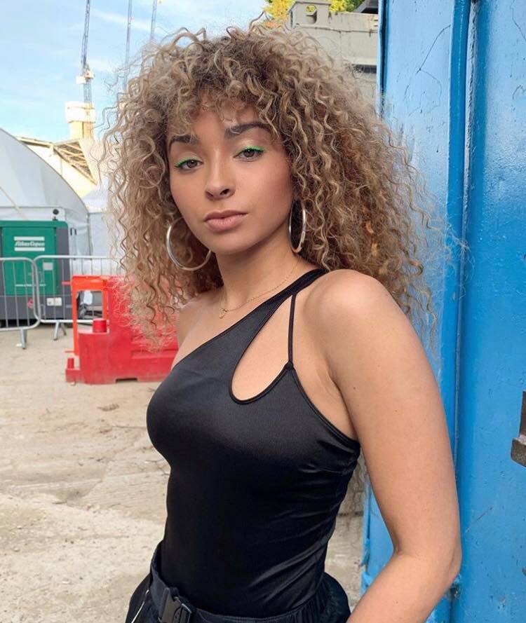 Happy Birthday to Ella Eyre (1 April 1994). 
