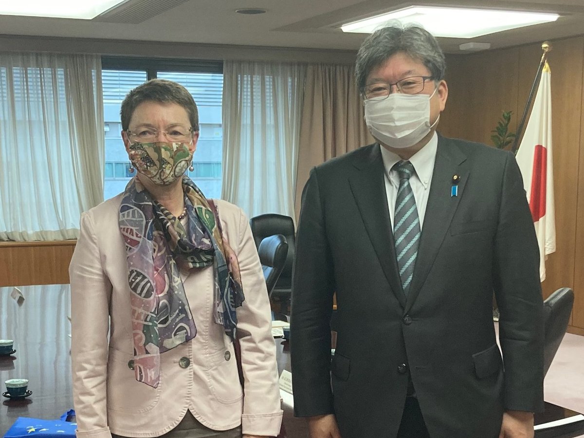EUinJapan's tweet photo. フロアEU大使 @EUAmbJP は31日、離任を前に萩生田経済産業大臣 @meti_NIPPON と会談した。両者は、ロシアのウクライナ🇺🇦への侵攻に対し、エネルギー分野を含むEU🇪🇺と日本🇯🇵それぞれの対応などについて意見を交わした #EUinJapan https://t.co/bt0aFAXMR4