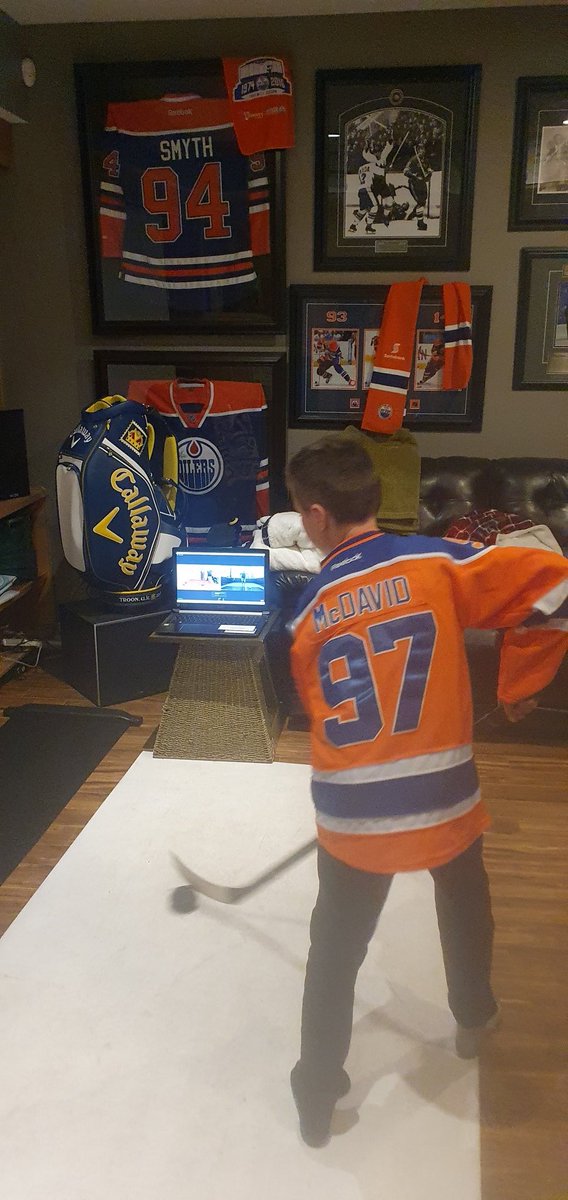 A little Stick Handling with <a href="/cmcdavid97/">Connor McDavid</a> . <a href="/EdmontonOilers/">Edmonton Oilers</a>