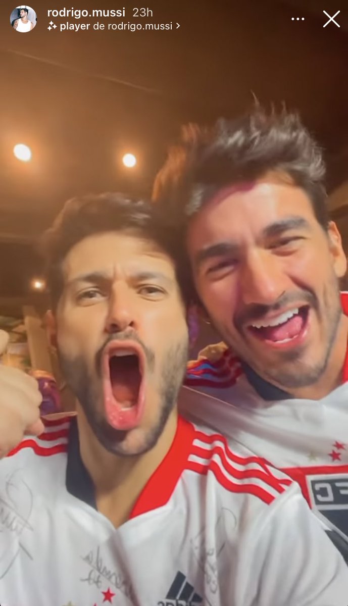 callwrii's tweet photo. Tem nem 24 horas que o Rodrigo estava alegre e feliz vendo o seu time vencer um clássico de dentro do Morumbi pra horas depois acontecer um acidente desses.

Eu tô torcendo tanto pra que não tenha acontecido nada grave e que ele possa se recuperar o mais rápido possível 🥺🙏🏻 https://t.co/Mz9Br08ka5