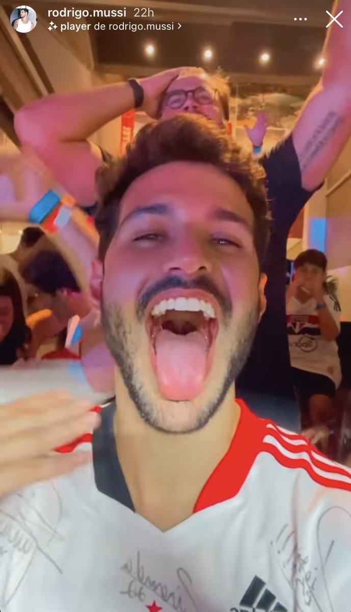 callwrii's tweet photo. Tem nem 24 horas que o Rodrigo estava alegre e feliz vendo o seu time vencer um clássico de dentro do Morumbi pra horas depois acontecer um acidente desses.

Eu tô torcendo tanto pra que não tenha acontecido nada grave e que ele possa se recuperar o mais rápido possível 🥺🙏🏻 https://t.co/Mz9Br08ka5
