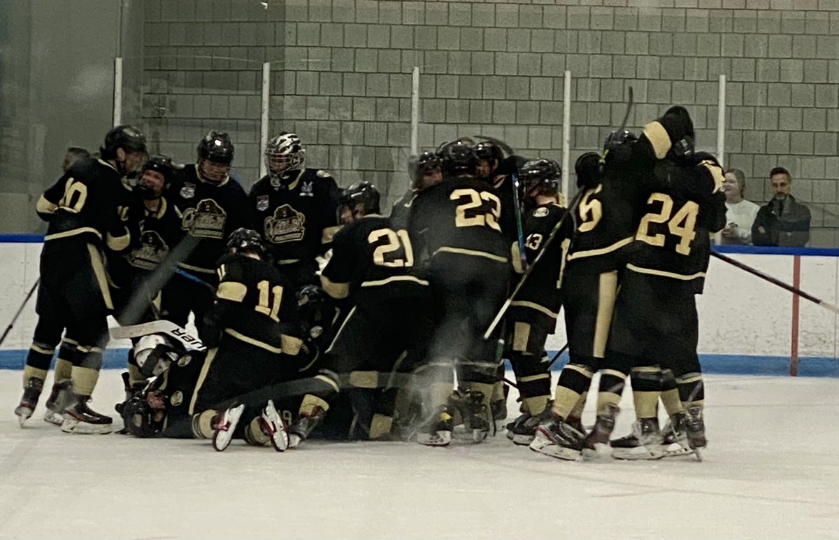 kmb329's tweet photo. 4 goals for Grizzlies (#8 in rankings), 3 goals for Shattuck (#1 in rankings) https://t.co/Iiq4eEaOEK.EVER!!! 
GO OJG!!! 🥅🏒🐻❤️ @travisbryson2_0 @OJGHoc @OJGu18AAA https://t.co/Se9pjELkOW