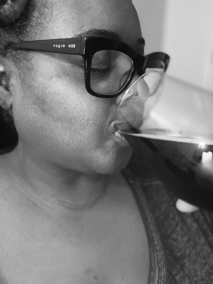WaitnPatiently's tweet photo. #StellaRosa #winelover was calling my name on a Thursday. Just ONE glass. I think #stellarosablack My Favorite https://t.co/2IvqtAgK3t
