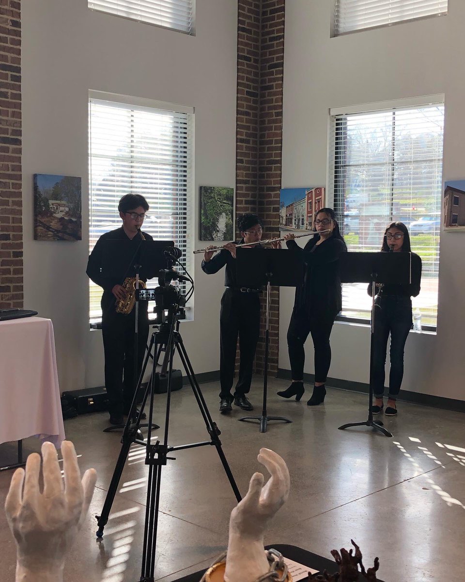 Whhs_SpanishRC's tweet photo. Awesome Artwork Exhibition! So proud of Students! Thank you Emma for your invitation! @ruby_rubia https://t.co/2N5fiMDJ5J