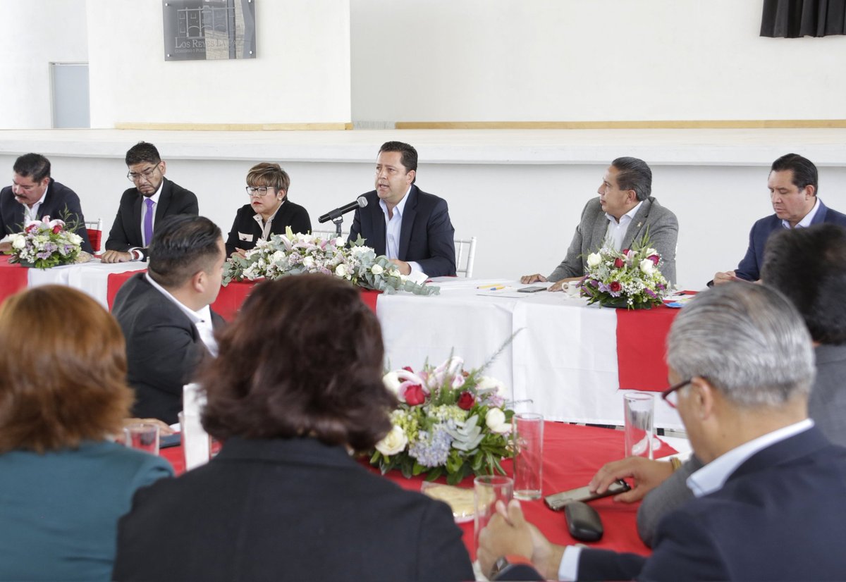 geramonro05's tweet photo. Productiva reunión en la zona oriente del #Edoméx con supervisores escolares, jefes de sector, coordinadores de área, líderes sindicales y la alcaldesa de #LaPaz, para reforzar la presencialidad de nuestros estudiantes en las aulas de nivel educativo básico. https://t.co/NJtcWm5ERI