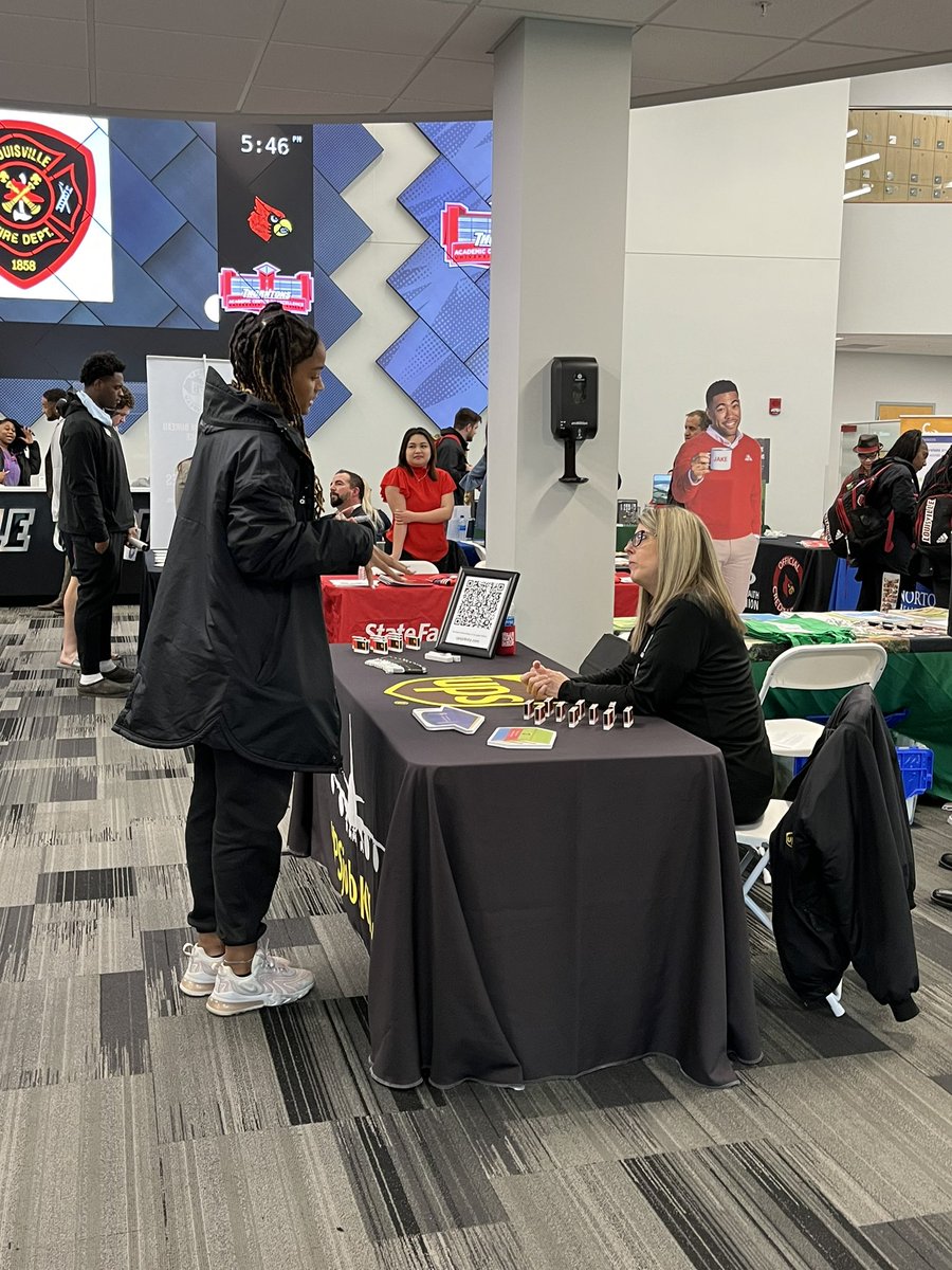 LouisvilleSADev's tweet image. Loved seeing all of our @GoCards student-athletes networking and mingling with employers during the career fair. #GoCards #prepforlife #beyondsports 🤝🤝🤝 @CardsAcademics @UofLSAAC