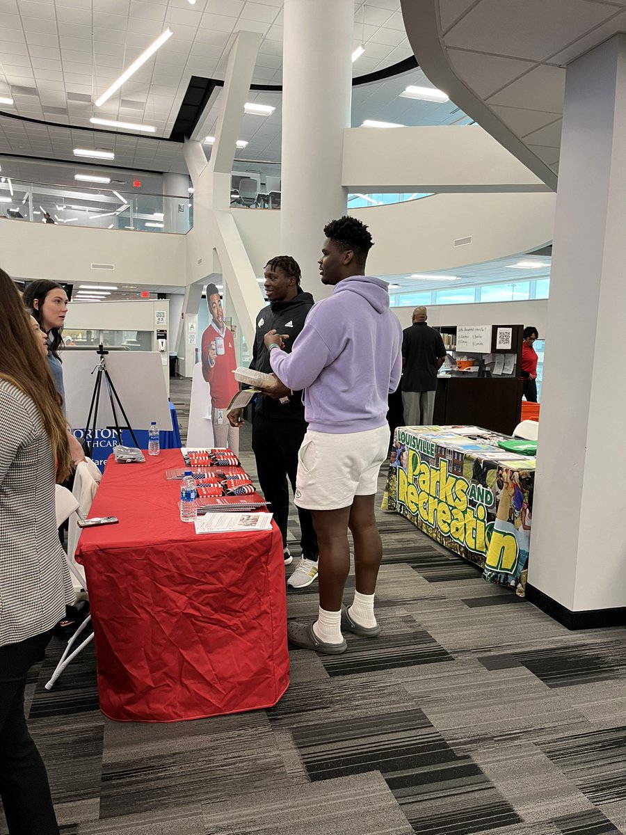 LouisvilleSADev's tweet image. Loved seeing all of our @GoCards student-athletes networking and mingling with employers during the career fair. #GoCards #prepforlife #beyondsports 🤝🤝🤝 @CardsAcademics @UofLSAAC