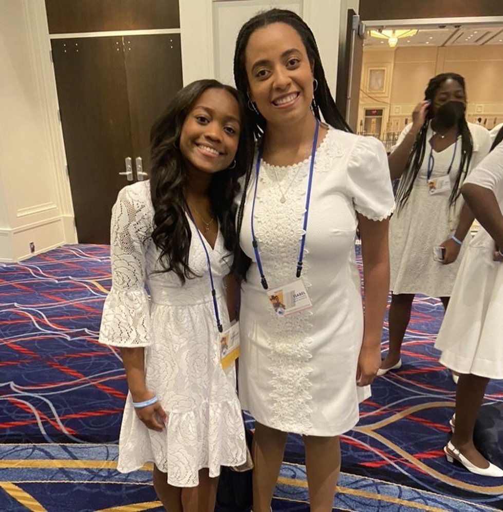 greaterhartjnj's tweet photo. The art on our chapter banner and apparel was created by Isabel Mendes, a junior at @missporters. #TeenConference2022 #Homecoming #TogetherAtLast @jjerteens @jackandjillinc #BlackExcellence #Hartford #GreaterHartfordJnJ #JackAndJillInc #TeenConference #JJEasternRegion https://t.co/EeUDvGfWfF
