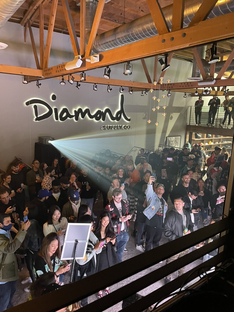 Palmer_S's tweet image. Thanks To All The DCD VVS1 Gang &amp;amp; @warpsound_ai Holders For Packing The @diamondsupplyco Fairfax Store And Making It An Amazing Event.. #DCD #VVS1 #WVRPS #SolFlowers #Fairfax #NFT #NFTLA #LFG