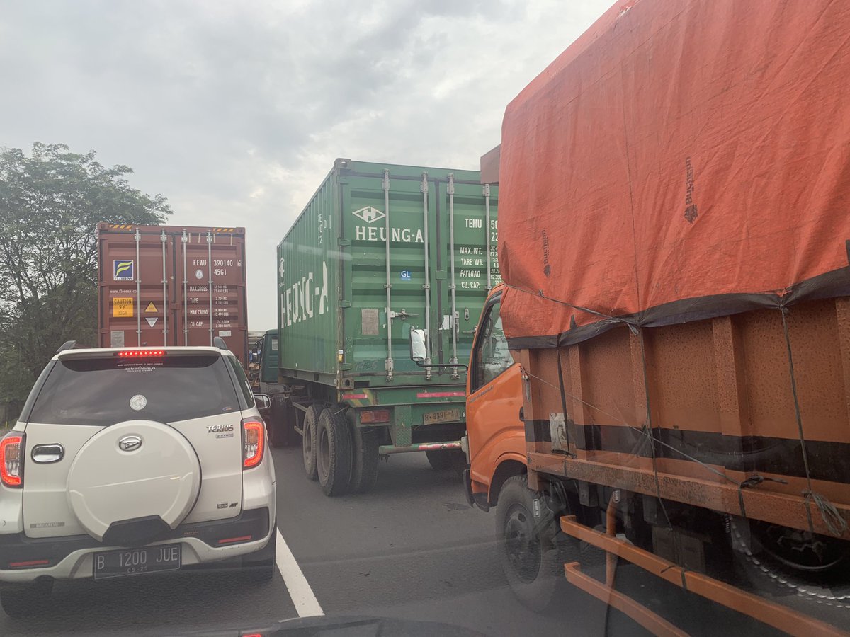 rahadion's tweet photo. Biasanye sih ada yang ganti ban nih di kolong bitung... https://t.co/iSQ9ez88ou