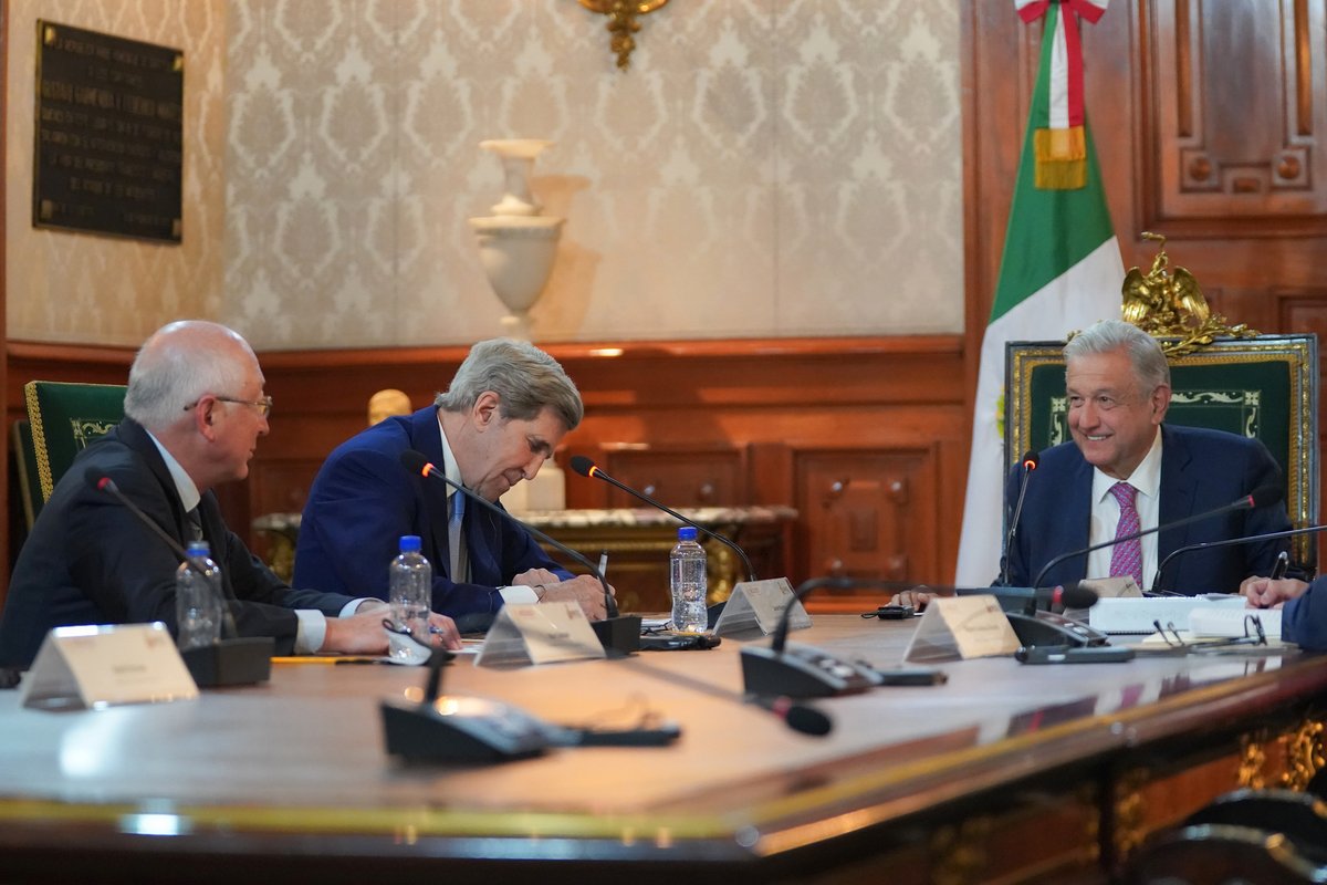 Nos reunimos con el enviado presidencial especial de Estados Unidos para el Clima, John Kerry, el embajador Ken Salazar y un grupo de empresarios estadounidenses. Considero que fue un encuentro amistoso, necesario y benéfico.