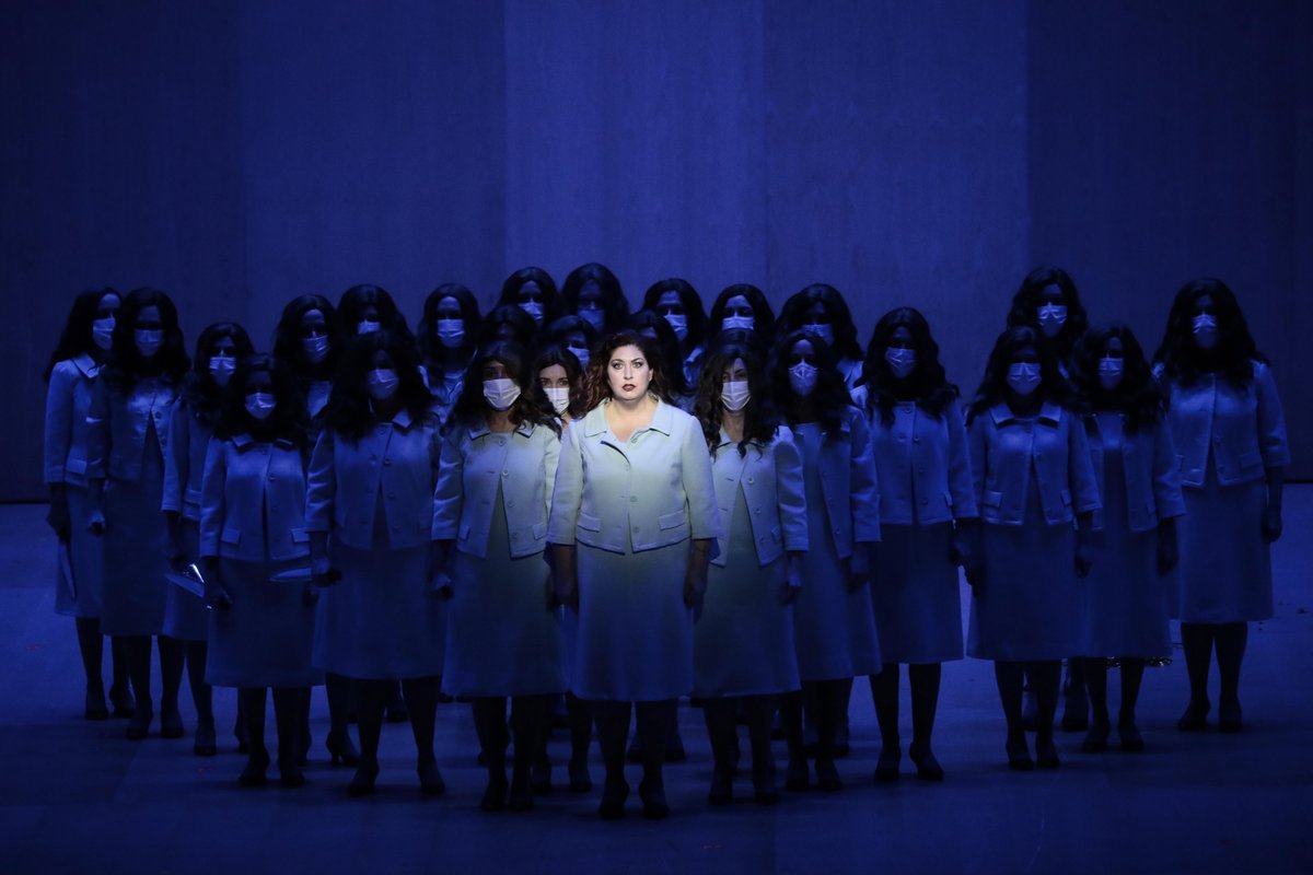 La producción de la ópera Macbeth, de Giuseppe Verdi, estrenada este jueves en el Palau de Les Arts de Valencia, ha puesto de relieve la ambición de alcanzar el poder a cualquier precio, incluidos los asesinatos de quienes lo detentan.
bit.ly/3IYwsMO