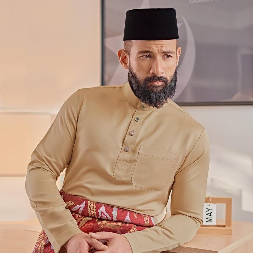 BulanBintangMLY's tweet photo. Segak mamu pakai baju melayu Bulan Bintang. Usha awek ke tu? 😜 https://t.co/es9qjXgJYK