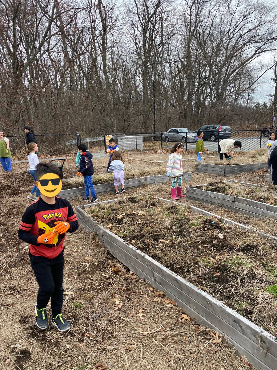 Hawk_Principal's tweet photo. Today we were busy “spring cleaning” the Harrington garden!! #readytoplant #letsgrowsomeveggies 🥬🥕🌽🫑#letsgrowflowers 🌻🌷🌸@lexingtonsuper @RoryDOConnor https://t.co/htmzvBXS7X